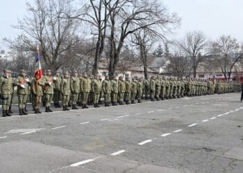 Drapele de luptă decorate la Brăila de Ministrul apărări naționale