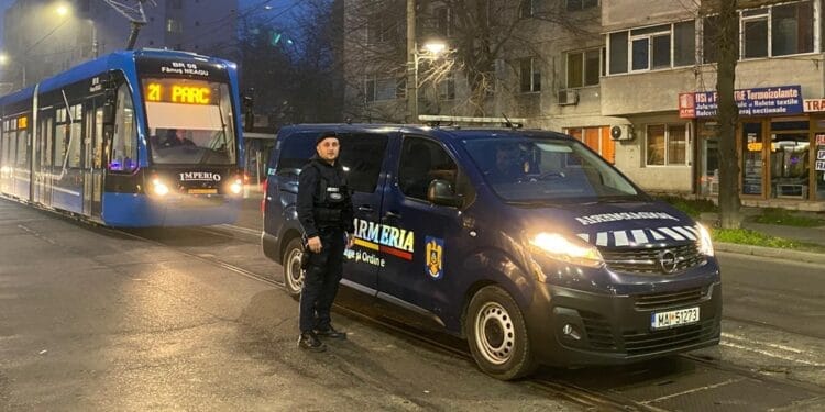 Intervenție a jandarmilor în cazul unui tramvai cu călători care a pornit de pe loc, cu ușile blocate. Vatmanul coborâse să schimbe macazul
