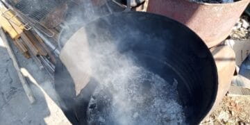 Garda de Mediu Brăila a amendat un service auto care incinera deșeuri din ambalaje de carton și piese uzate de autovehicule