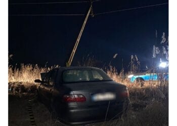 Bărbat găsit de polițiștii brăileni, după ce s-a tamponat cu mașina de un stâlp și a plecat de la fața locului