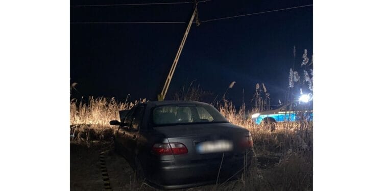 Bărbat găsit de polițiștii brăileni, după ce s-a tamponat cu mașina de un stâlp și a plecat de la fața locului