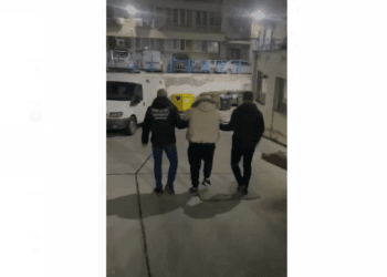 Bărbat reținut de polițiști pentru tâlhărie calificată și șantaj