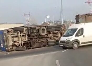 Camion încărcat cu fier vechi, răsturnat în sensul giratoriu de la intersecția Șoselei de Centură cu Șoseaua Baldovinești