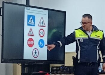 Lecții de educație rutieră ținute de polițiști la Școala Generală „Fănuș Neagu” din Brăila