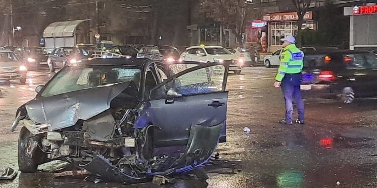 Accident cu două victime în intersecția B-dul Dorobanților cu Strada 1 Decembrie 1918