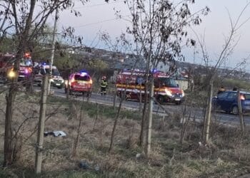 Trei persoane rănite după ce un șofer sub influența alcoolului s-a răsturnat cu mașina în afara părții carosabile