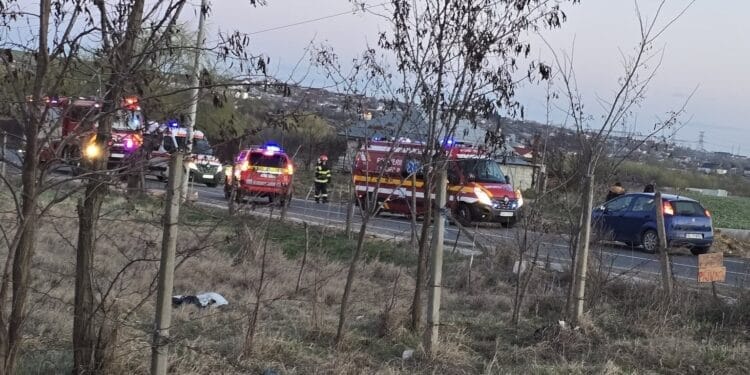 Trei persoane rănite după ce un șofer sub influența alcoolului s-a răsturnat cu mașina în afara părții carosabile
