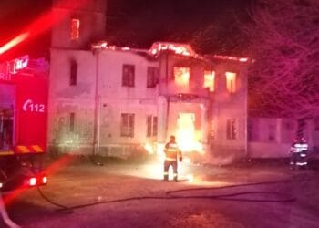 Incendiu la clădirea cunoscută ca fiind Conacul Conților de Roma din localitatea Viziru