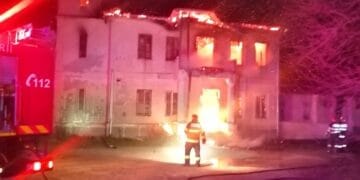 Incendiu la clădirea cunoscută ca fiind Conacul Conților de Roma din localitatea Viziru