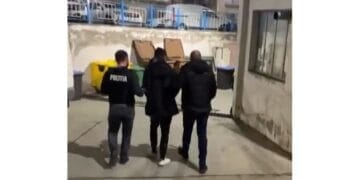 Minor plasat în arest la domiciliu după ce a deposedat de bani un alt minor
