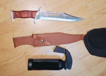 Depistat având o armă albă și un spray iritant lacrimogen în autoturism