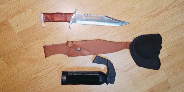 Depistat având o armă albă și un spray iritant lacrimogen în autoturism