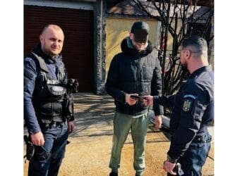 Portofel pierdut, recuperat și returnat de jandarmi către proprietar