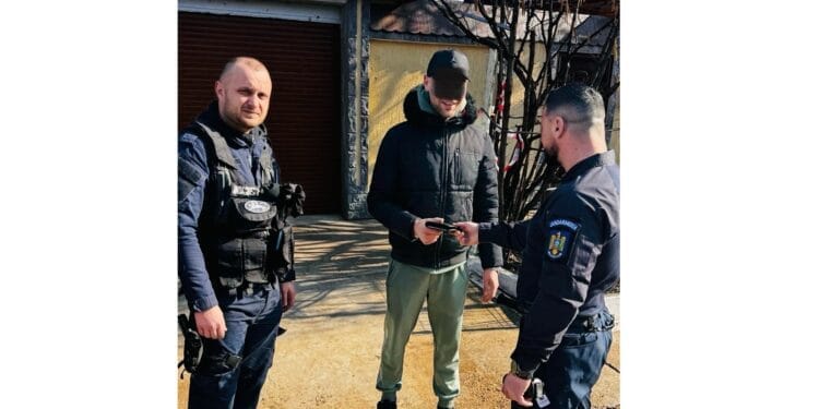 Portofel pierdut, recuperat și returnat de jandarmi către proprietar