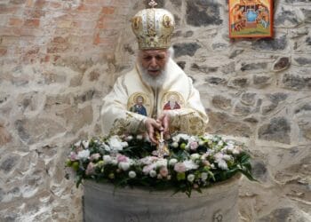 Mii de pelerini au venit să ia agheasma mică de la Biserica Greacă