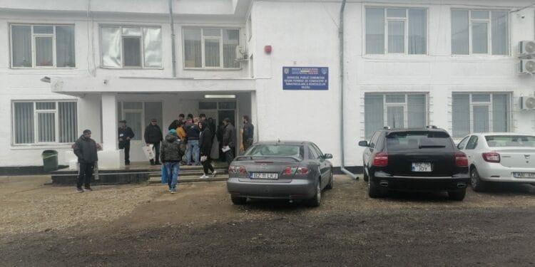 Prindere în flagrant într-un dosar privind dare de mită pentru promovarea examenului auto