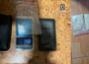 Tineri reținuți pentru săvârșirea infracțiunilor de trafic de droguri de mare risc și de operațiuni cu produse susceptibile a avea efecte psihoactive