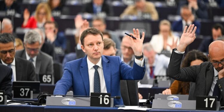 Parlamentul European a votat raportul lui Siegfried Mureșan privind viitorul buget multianual al UE. Priorități: apărarea, coeziunea și agricultura