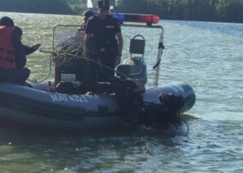 O ambarcațiune a lovit o bucată de lemn. Toate cele 9 persoane din ambarcațiune au căzut în apă, dar s-au salvat