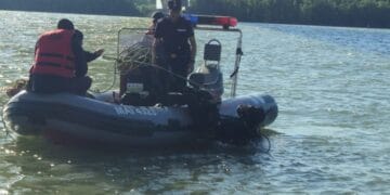 O ambarcațiune a lovit o bucată de lemn. Toate cele 9 persoane din ambarcațiune au căzut în apă, dar s-au salvat