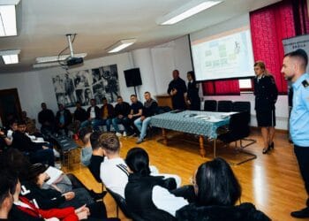 Tineri, polițiști și povești din spatele gratiilor