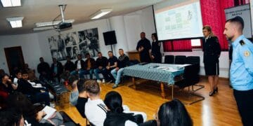 Tineri, polițiști și povești din spatele gratiilor