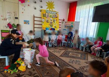 Activități desfășurate de polițiștii brăileni în mijlocul copiilor, de Ziua Internațională a Familiei