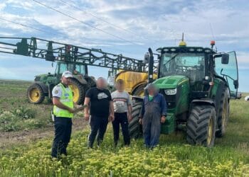 Discuții ale polițiștilor brăileni cu conducătorii de tractoare, utilaje agricole și mopede, în Săptămâna siguranței rutiere