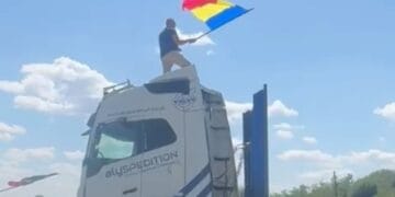 Șoferul care ieri a blocat Autostrada A1, în semn de protest, a fost reținut pentru 24 de ore 1 Şoferul care ieri a blocat Autostrada A1, în semn de protest, a fost reținut pentru 24 de ore