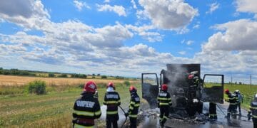 Cabina unui camion încărcat cu cereale a luat foc