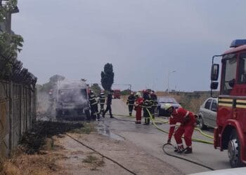 Un microbuz a ars în totalitate de la un scurt circuit