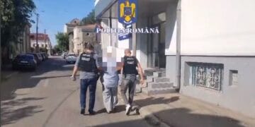 Și-a lovit soția cu o tigaie în zona capului şi a tăiat-o cu un cuţit de dimensiuni mici în zona umărului stâng şi a spatelui