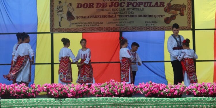 A treia ediție a „Școlii de vară – Dor de joc popular” a adus împreună sute de elevi