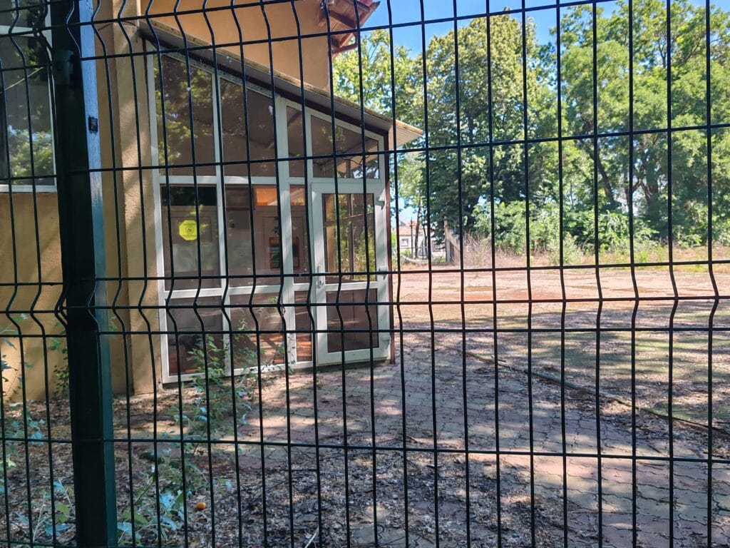 Ruină în inima orașului: Baza sportivă din Grădina Publică Brăila, abandonată și invadată de buruieni 27 WhatsApp Image 2026 06 20 at 23.28.24 3