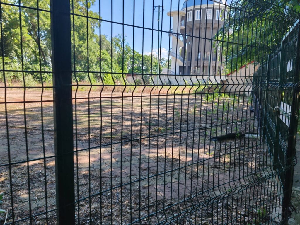 Ruină în inima orașului: Baza sportivă din Grădina Publică Brăila, abandonată și invadată de buruieni 26 WhatsApp Image 2026 06 20 at 23.28.24 5