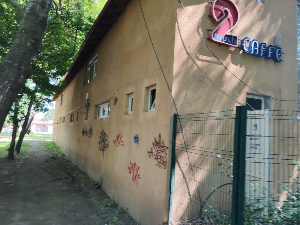 Ruină în inima orașului: Baza sportivă din Grădina Publică Brăila, abandonată și invadată de buruieni 24 WhatsApp Image 2026 06 20 at 23.28.25 3