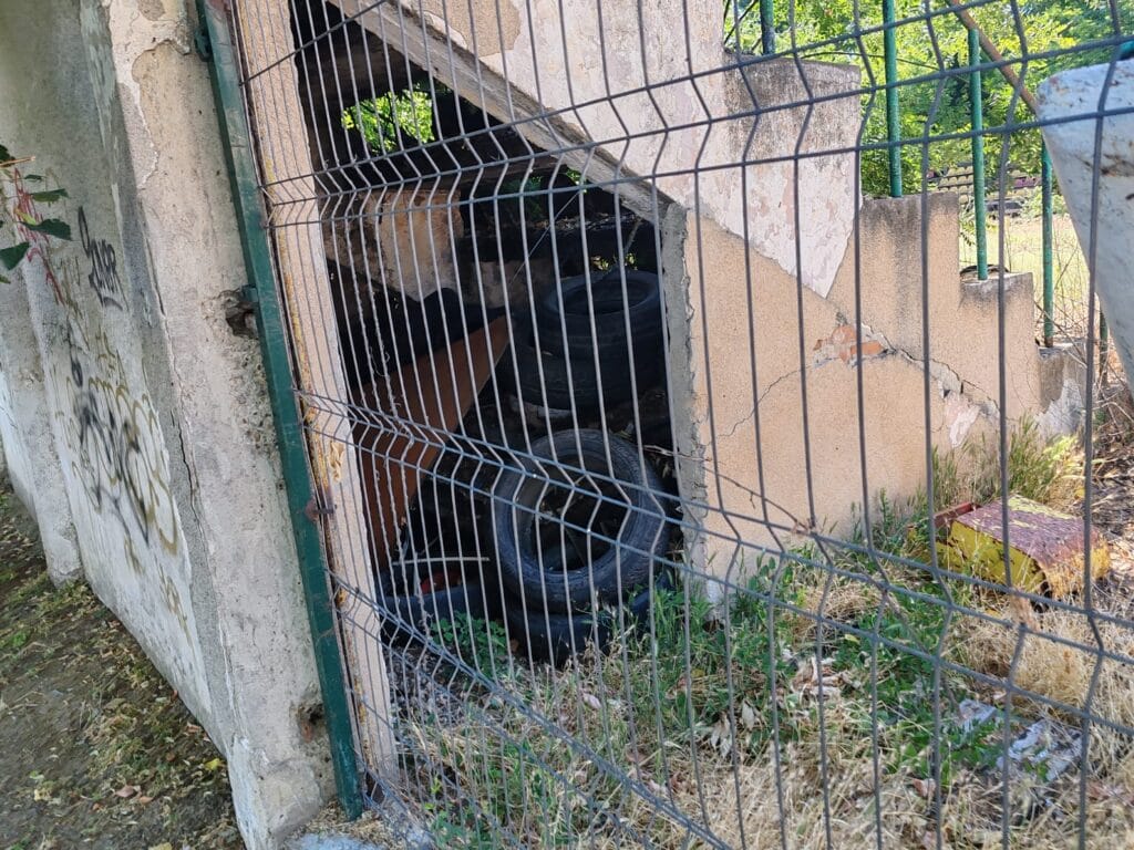 Ruină în inima orașului: Baza sportivă din Grădina Publică Brăila, abandonată și invadată de buruieni 23 WhatsApp Image 2026 06 20 at 23.28.25 6