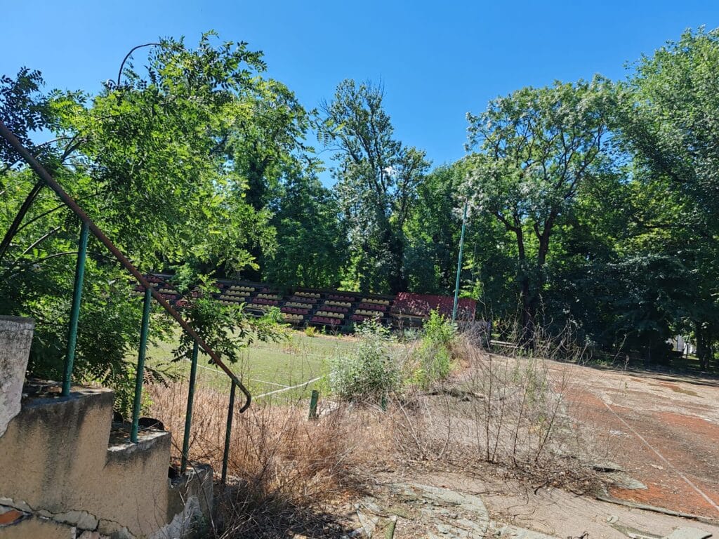 Ruină în inima orașului: Baza sportivă din Grădina Publică Brăila, abandonată și invadată de buruieni 22 WhatsApp Image 2026 06 20 at 23.28.25 7