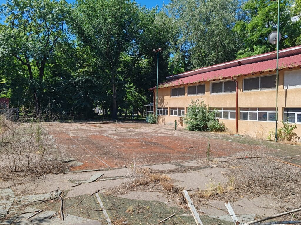 Ruină în inima orașului: Baza sportivă din Grădina Publică Brăila, abandonată și invadată de buruieni 21 WhatsApp Image 2026 06 20 at 23.28.25 8