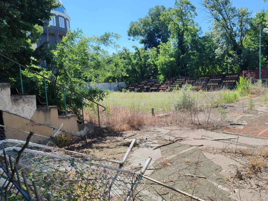 Ruină în inima orașului: Baza sportivă din Grădina Publică Brăila, abandonată și invadată de buruieni 18 WhatsApp Image 2026 06 20 at 23.28.26 2