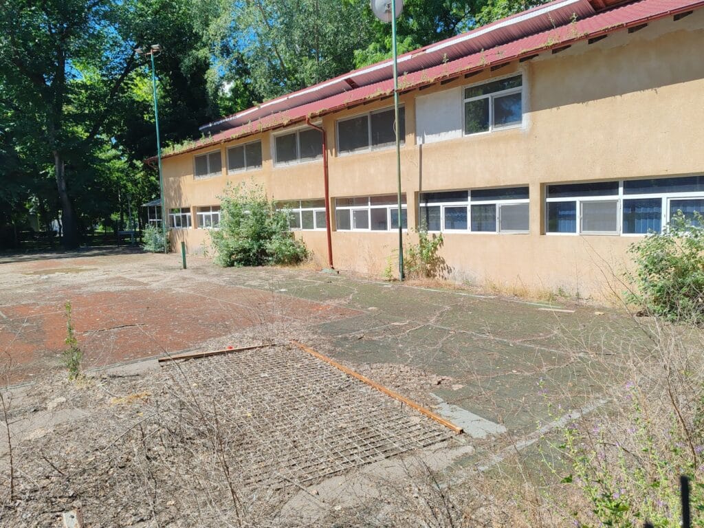 Ruină în inima orașului: Baza sportivă din Grădina Publică Brăila, abandonată și invadată de buruieni 17 WhatsApp Image 2026 06 20 at 23.28.26 3
