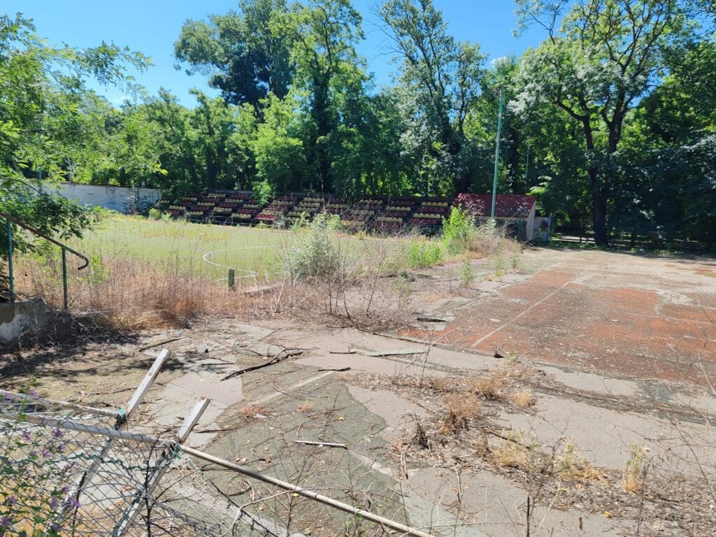 Ruină în inima orașului: Baza sportivă din Grădina Publică Brăila, abandonată și invadată de buruieni 16 WhatsApp Image 2026 06 20 at 23.28.26 6