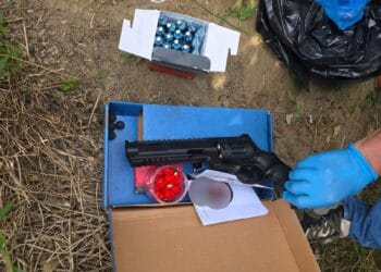 Tânăr reținut după ce ar fi tras cu o armă airsoft asupra unui bărbat, la Nămoloasa, în județul Galați