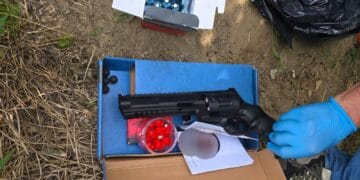 Tânăr reținut după ce ar fi tras cu o armă airsoft asupra unui bărbat, la Nămoloasa, în județul Galați