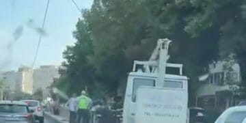 A ciupit refugiul de tramvai și mașina s-a răsturnat, din fericire nimeni nu a fost rănit 1 A ciupit refugiul de tramvai și mașina s-a răsturnat, din fericire nimeni nu a fost rănit