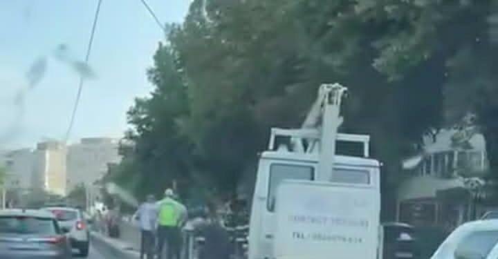 A ciupit refugiul de tramvai și mașina s-a răsturnat, din fericire nimeni nu a fost rănit 14 A ciupit refugiul de tramvai și mașina s-a răsturnat, din fericire nimeni nu a fost rănit