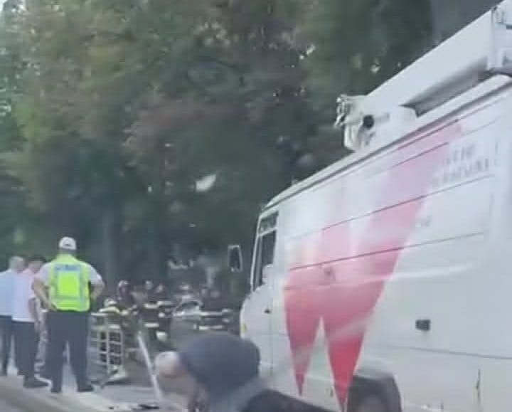 A ciupit refugiul de tramvai și mașina s-a răsturnat, din fericire nimeni nu a fost rănit 15 accident