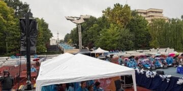 Vicepreședintele CJ-PSD,  Dobre Ciprian Ionuț are nevoie oftalmolog, pentru că are vedenii. Ploaia a împiedicat lumea să meargă la Festivalul Popular de pe Faleză, doar Dobre a văzut mulți oameni, în realitate au fost doi, trei activiști PSD-iști, în rest Esplanada  a fost goală !