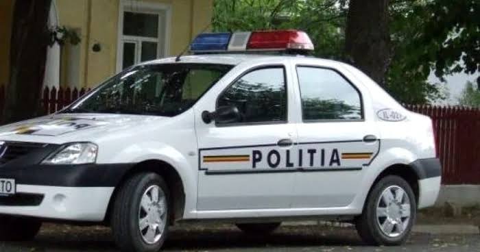 Adolescent băut și fără permis, urmărit de polițiști pe câmp la Cazasu 14 Un individ cu antecedente penale, ar fi bătut la ușa unui polițist de la Investigații Criminale. Acesta a solicitat sprijinul colegilor de la Ordine Publică