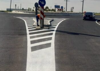 Drumarii au finalizat un sens giratoriu din zona Făurei 21 Drumarii au finalizat un sens giratoriu din zona Făurei